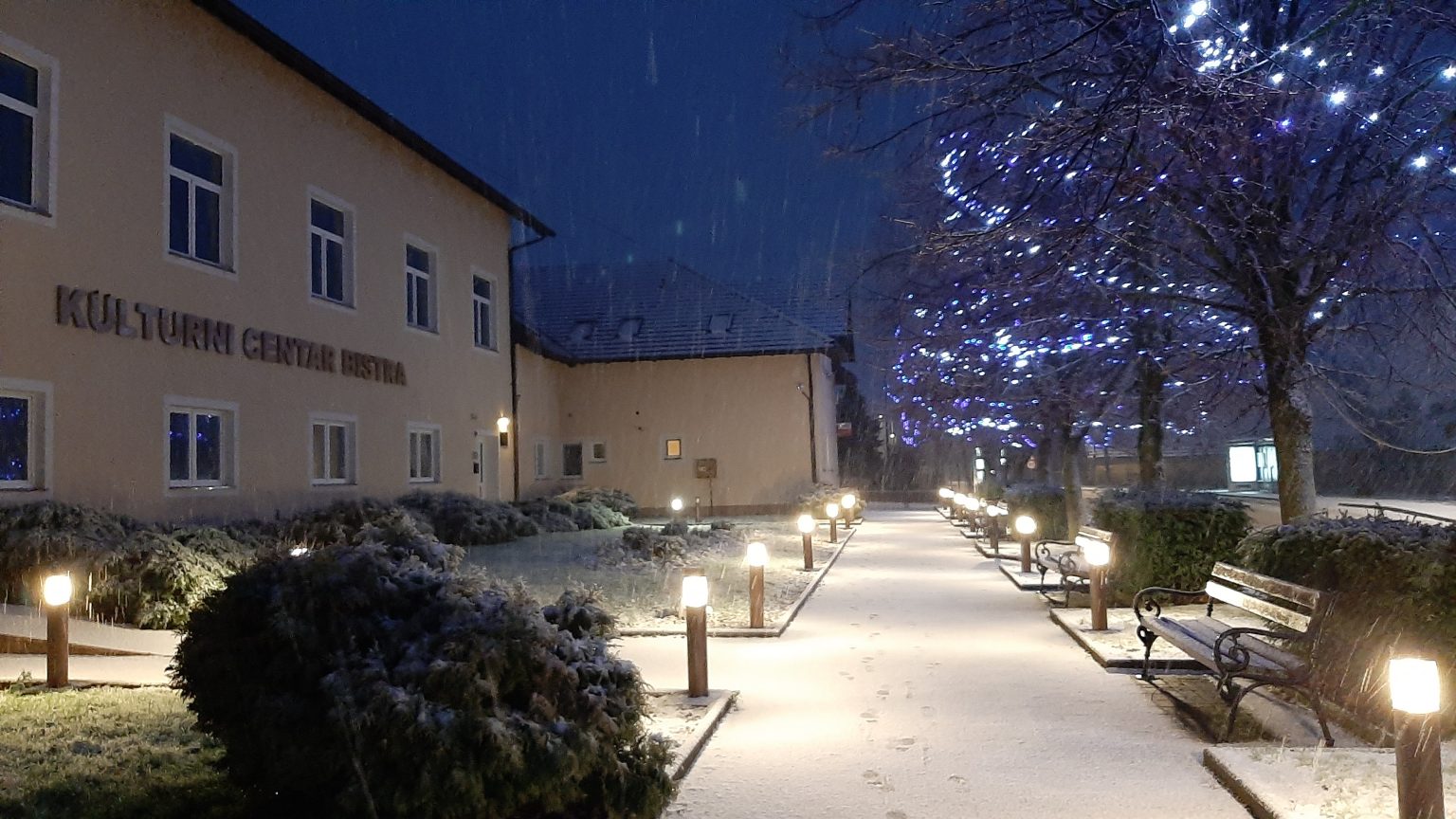 Osvijetljena šetnica uz Kulturni centar Bistra u zimskom ugođaju