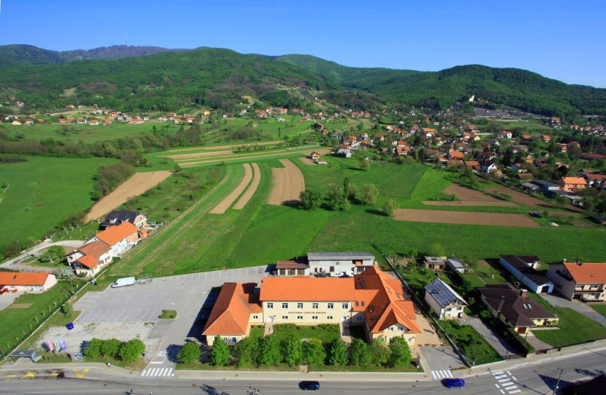 Pogled iz zraka na Bistru, zelene površine i obronke Medvednice