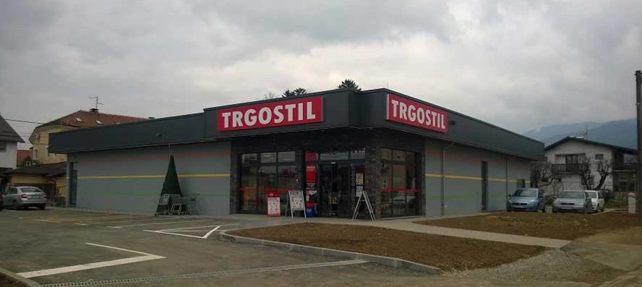 Trgovina i pristupno parkiralište u Bistri