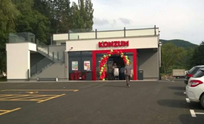 Ulaz u trgovinu i parkiralište u zelenom okruženju Bistre