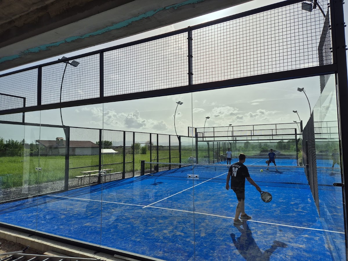 Padel teren u Bistri s igračima tijekom rekreacije